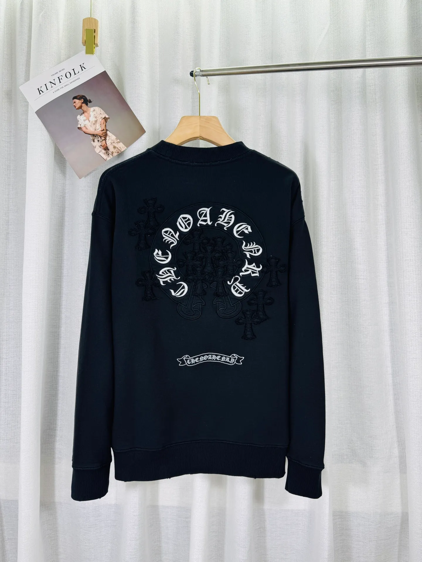 P280 top version, real shot without P, ​​different from market currency) 𝗖𝗵𝗿𝗼𝗺𝗲 𝗛𝗲𝗮𝗿𝘁𝘀/Cro Heart 2025 washed patch embroidery autumn and winter new original single counter American laser burnt 3D three-dimensional color embroidery couple casual sweatshirt 👑The highest version! Customized fabric 430g tripe terry fabric! American acid-washed and distressed original fabric laser burnt ✟appliqué embroidery and exquisite embroidery of letters! The best-selling model in the counter, very comfortable to wear. Accessories: original molded and authenticated collar label➕100% silk wash label. Genuine purchase-grade original hangtag➕matching hanging rope➕3D hanging beads➕original packaging bag. Craftsmanship: The original version has consistent wiring! The highest version of the armhole matching technique! Color: Pink Black Size: S M L XL Style No.: 9332
